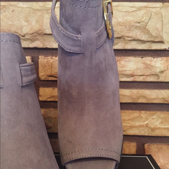 NIB faux leather taupe and lilac buckled booties 7 -7.5 - Picture 4 of 7